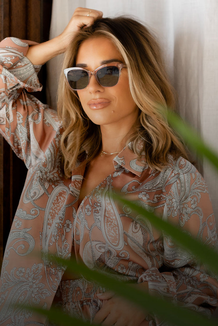 Jessie James Decker outdoors wearing her Winston + Cafe Ole + Solid Grey Sunglasses