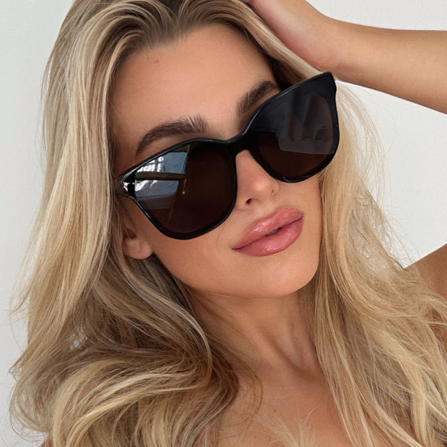 customer content - shelbyhunstad female wearing diff eyewear gia square oversized sunglasses with a black frame and grey lenses front view