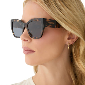 ミーゼ ウィーブスパ Vivienne Cateye Sunglasses | Espresso Tort & Grey | DIFF Eyewear