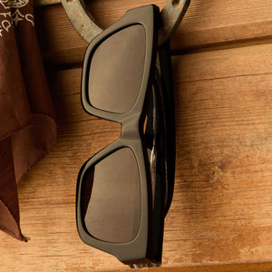 Yellowstone Beth II Sunglasses | Black & Grey | DIFF Eyewear display picture 1