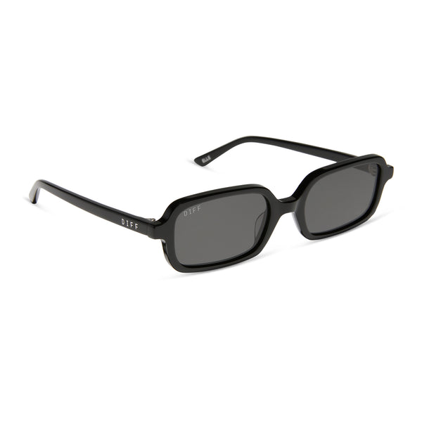 aspyn ovard - elle + black + grey sunglasses 2