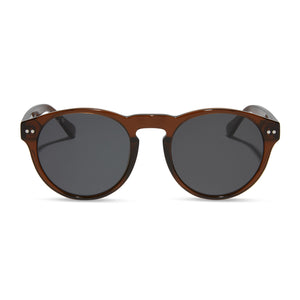 diff eyewear cody round sunglasses with a whiskey acetate frame and grey polarized lenses front view
