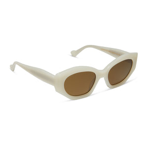 iconica diff eyewear margot cat eye sunglasses with a meringue cream acetate frame and brown polarized lenses angled view